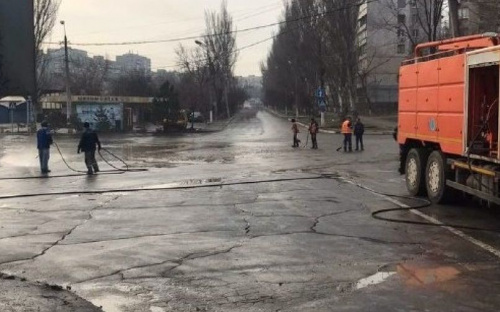 В Мариуполе из-за прорыва коллектора улицу затопило нечистотами (ФОТО)