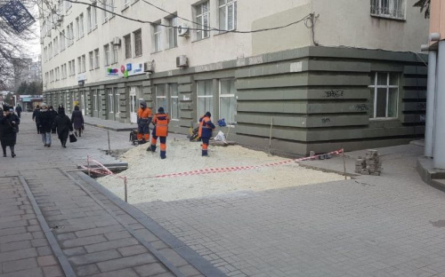 Не останется и следа: в Мариуполе благоустраивают место, где снесли скандальный киоск «Сумки»
