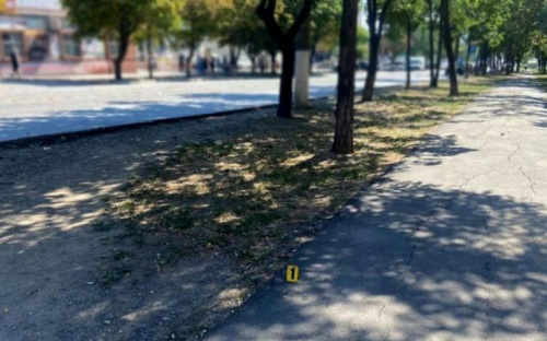В Мариуполе посреди улицы мужчину ударили в горло ножом