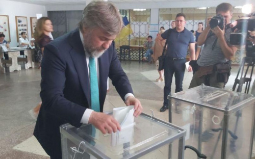 Кандидат в народные депутаты Украины по 57 округу Вадим Новинский проголосовал в Мариуполе (ФОТО)