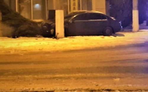 В Мариуполе автомобиль снес елку и врезался в столб