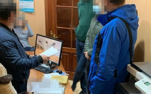 Нотариус из Мариуполя незаконно переоформлял имущество, вмешиваясь в реестр Минюста