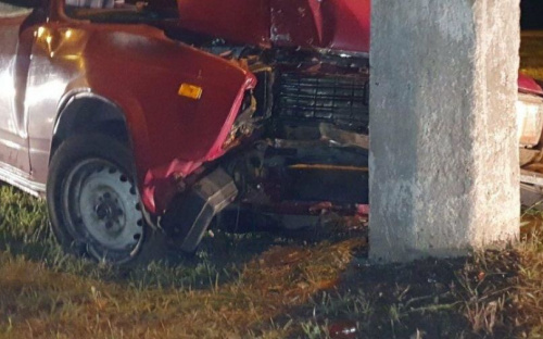 В Мариуполе легковушка врезалась в бетонный столб