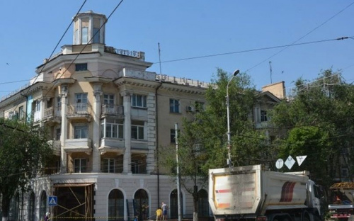 Светящиеся дома и новые фасады – центр Мариуполя меняет облик (ФОТО)