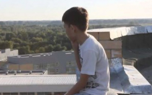 В Мариуполе ребенка снимали с крыши дома: понадобилась помощь спасателей
