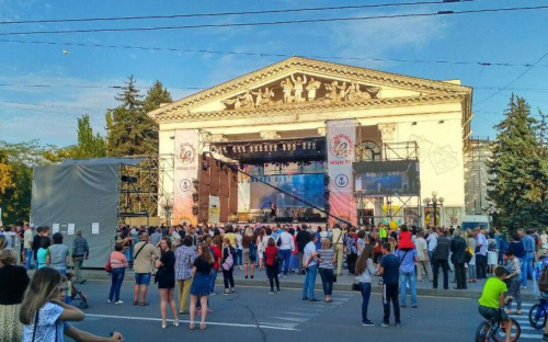 Мариупольцы празднуют День города под зажигательную музыку «ТіК» и победителей «Червона рута-2017» (ФОТО И ВИДЕО 360)