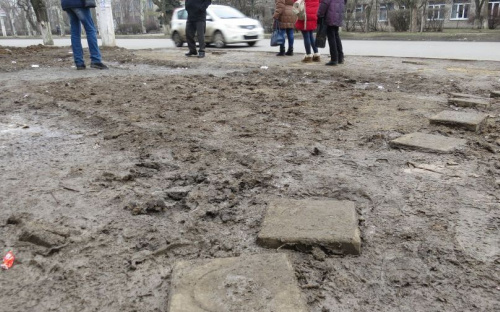 Утонувшая в грязи остановка в центре  Мариуполя не поддается очистке (ФОТОФАКТ)