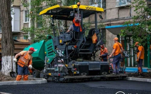 В Мариуполе для работы в «Уютных дворах» купили асфальтоукладчик за 7 млн грн (ФОТО)