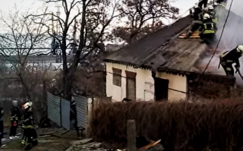 В Мариуполе из-за гололеда пожарные не смогли подъехать к пылающему дому (ВИДЕО)