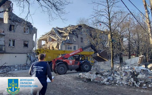 Росіяни поцілили ракетою в багатоквартирний будинок у Селидовому – загинули та поранені мешканці