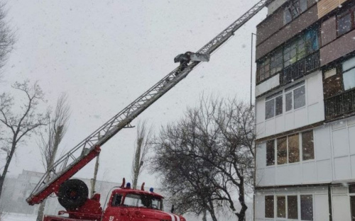 Шквалы ветра оторвали оконную раму и повредили кровлю дома на Донетчине