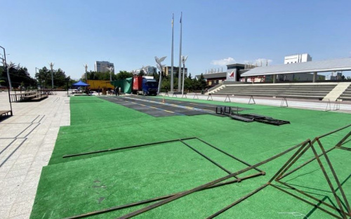 Площадь Свободы и Мира уже готовят к фестивалю в Мариуполе