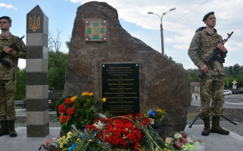  На месте гибели пограничников в Мариуполе появился памятный знак (ФОТО)