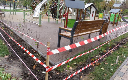 В Театральном сквере Мариуполя оградили сигнальной лентой новый детский городок (ФОТОФАКТ)