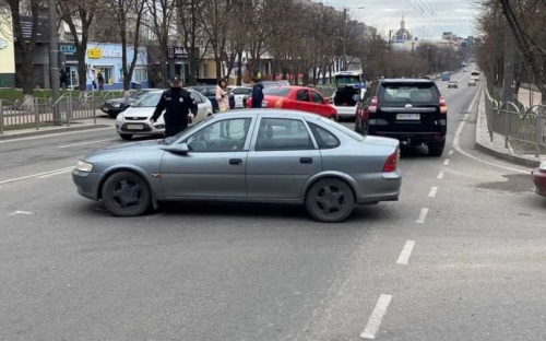 На аварийном перекрестке в центре Мариуполя снова столкнулись автомобили