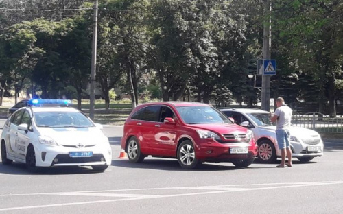 В центре Мариуполя столкнулись Chevrolet и Honda (ФОТОФАКТ)