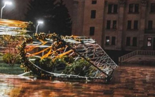 В центре Мариуполя шквальный ветер свалил одну из украшенных арок