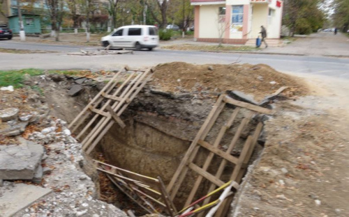 В Мариуполе на дороге опасная яма может стать ловушкой для машин и пешеходов (ФОТОФАКТ)