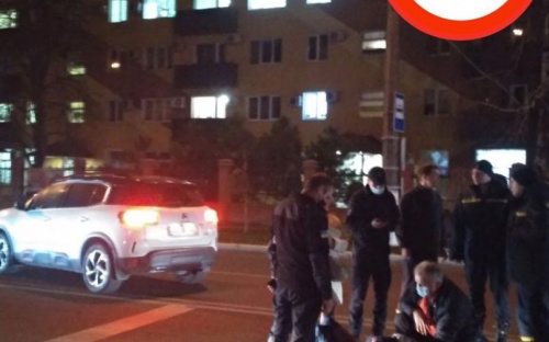 В Мариуполе сбили женщину на «зебре». Она переходила дорогу на «зеленый»