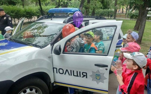 В Мариуполе дети «захватили» несколько патрульных машин полиции (ФОТО)