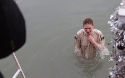 Более тысячи мариупольцев окунулись в крещенскую воду