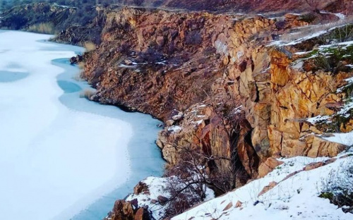 Заснеженный карьер в мариупольском поселке поражает своей красотой (ФОТОФАКТ)