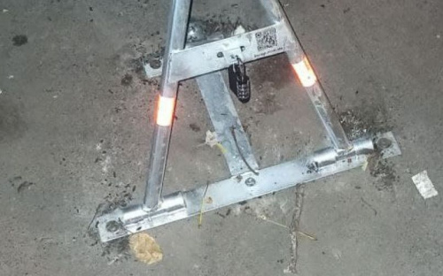 В мариупольских дворах автовладельцы захватывают места для парковки с помощью барьеров