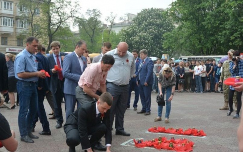 Мариупольцы под дождем создали инсталляцию в память о погибших во Второй мировой (ФОТО)