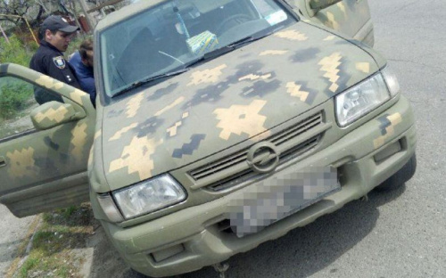 В Мариуполе «Opel» военной окраски нарушал правила, находясь в розыске (ФОТО)