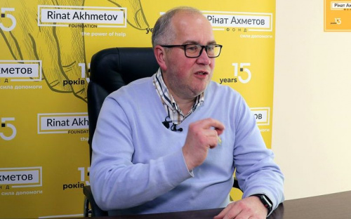 Проект Фонда Рината Ахметова «Спроси у доктора»: инфекционист рассказал, как избежать заражения новыми штаммами коронавируса