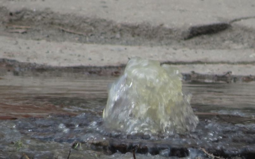 В  Мариуполе забил канализационный гейзер, потоки воды хлынули на сотни метров по улице (ФОТОФАКТ)