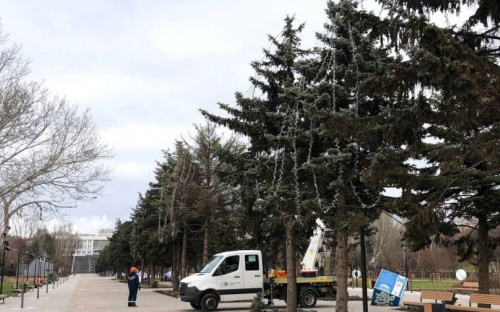 Мариупольский парк готовят к новогодним праздникам (ФОТОФАКТ)
