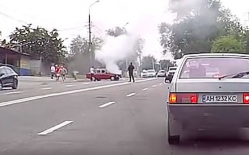 В Кальмиусском районе Мариуполя загорелся легковой автомобиль