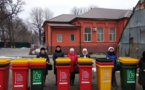 В Мариуполе устанавливают баки для раздельного сбора мусора (ФОТО)