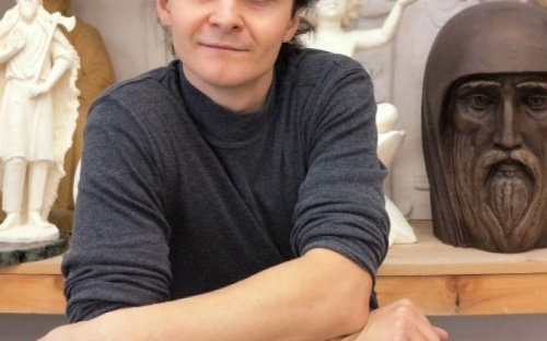 Выставка именитого скульптора открылась в Мариуполе. Его работы есть в Риме и в штаб-квартире НАСА