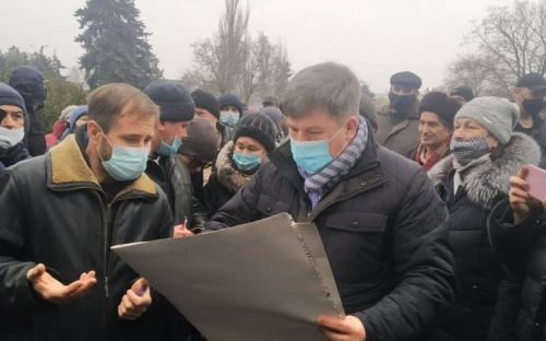 Работники АСРЗ митинговали у здания райадминистрации в Мариуполе