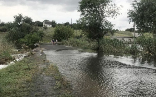 В Кальчике повысился уровень воды: проезд на мариупольском мосту затруднен