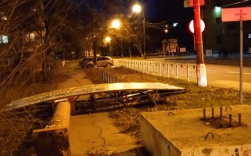 В Мариуполе обнаружили заваленный биллборд