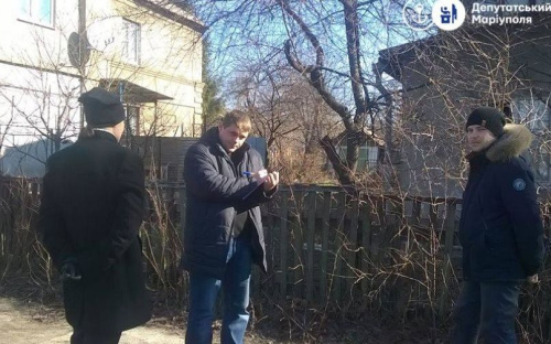 Забор соседа заставил мариупольца пожаловаться в райадминистрацию (ФОТО)