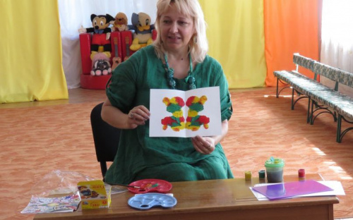 Литовская художница помогает мариупольским деткам психологически разгрузиться и раскрыть таланты (ФОТОРЕПОРТАЖ)
