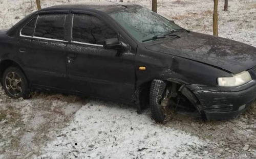 Автомобиль слетел с дороги в Мариуполе, водитель скрылся