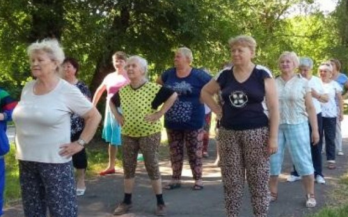 Мариупольские пенсионеры занимаются спортом на свежем воздухе (ФОТО)