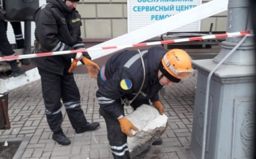 В центре Мариуполя с балконов осыпается лепнина (ФОТО)