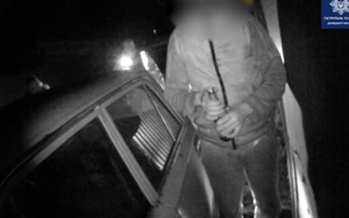 Пил на глазах полиции: в Мариуполе оштрафовали пьяного водителя