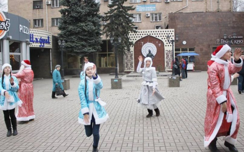 В Мариуполе «новогодний десант» высадился возле памятника Высоцкому (ФОТОФАКТ)