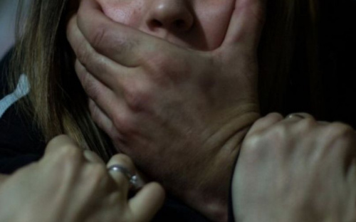 На Донетчине мужчина пытался изнасиловать несовершеннолетнюю