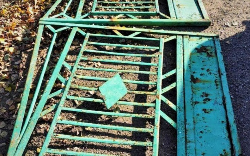 Воруют ворота: в поселке под Мариуполем похитили ограждение