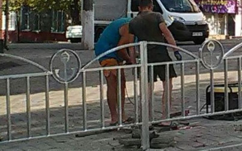Проспект Мира украшают брендом Мариуполя (ФОТОФАКТ)