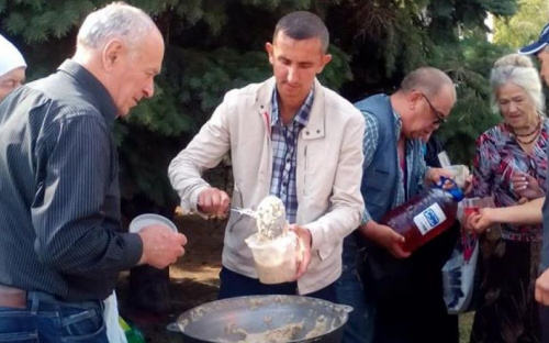 В Мариуполе благотворительный фонд еженедельно кормит десятки нуждающихся (ФОТО)