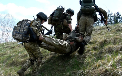 Рятували бійців під ворожими обстрілами - розповідь медика Бахмутського батальйона